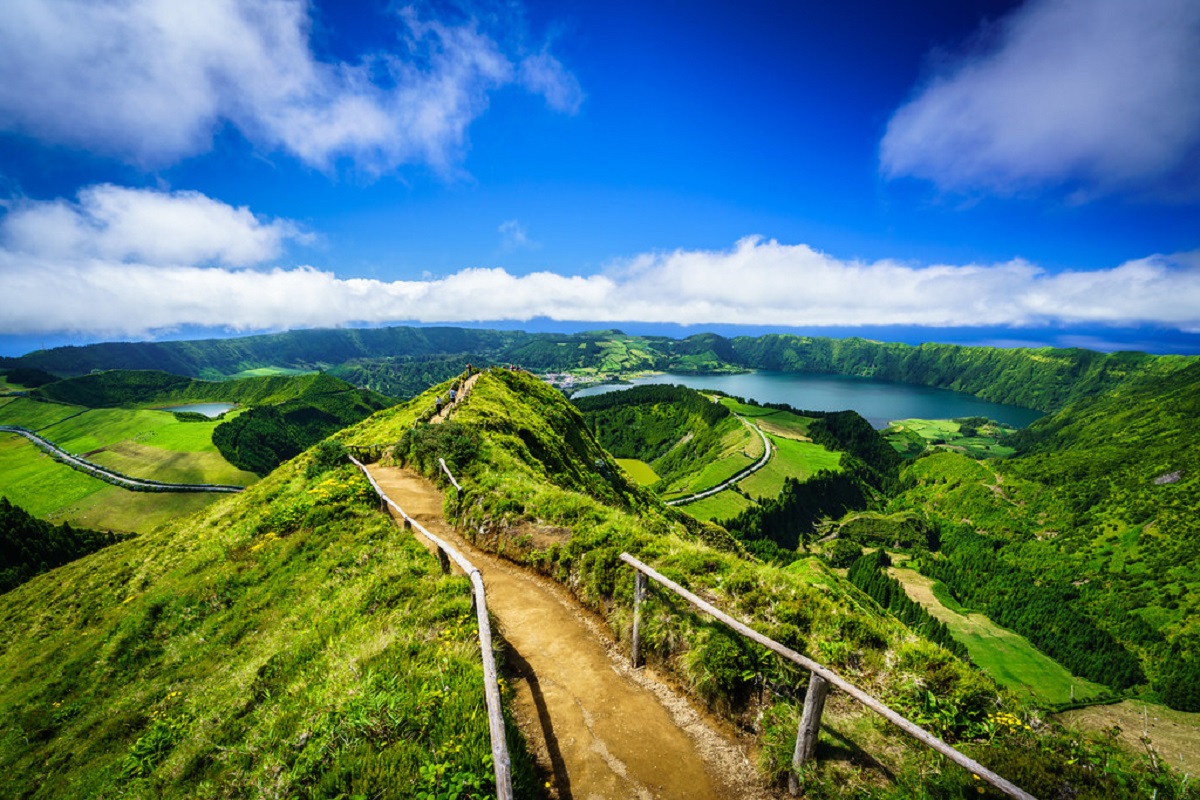 Hiking trails along the Lagoa das Sete Cidades twin lake in Azores for Ponta Delgada cannabis travel guide CannaTrailz