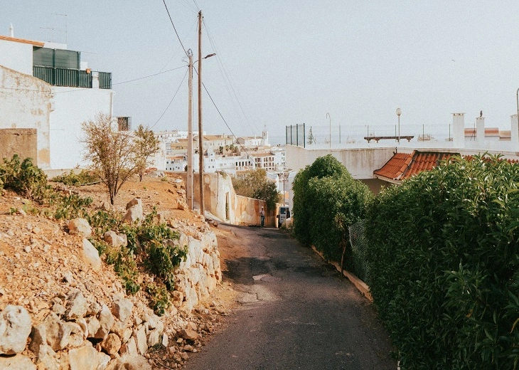 The streets of the Old Town make cannabis in Albufeira feel completely different during the summer and off seasons.