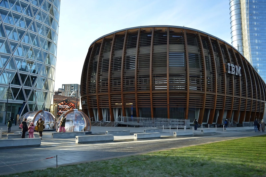 Porta Nouva district with its contemporary architecture often shapes and highlights why cannabis in Milan feels so different.