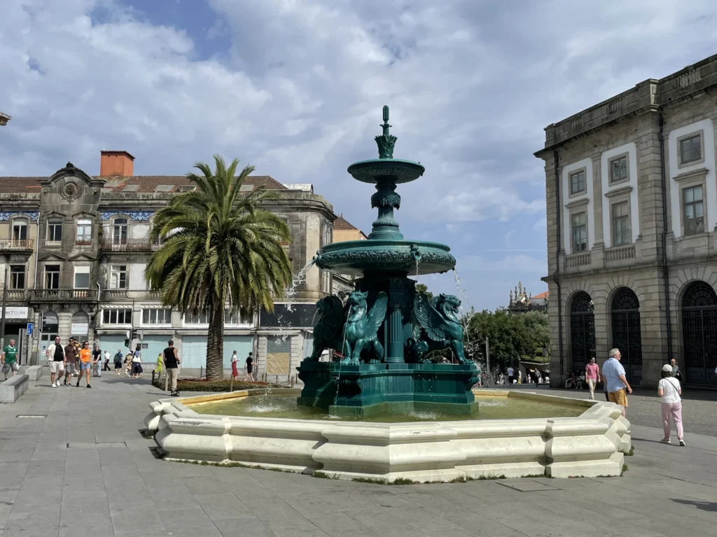 Praça de Gomes Teixeira associated with circulation of cannabis in Porto