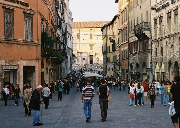 The busy atmosphere along Corso Vanucci makes tourists feel they can also buy cannabis in Perugia here.