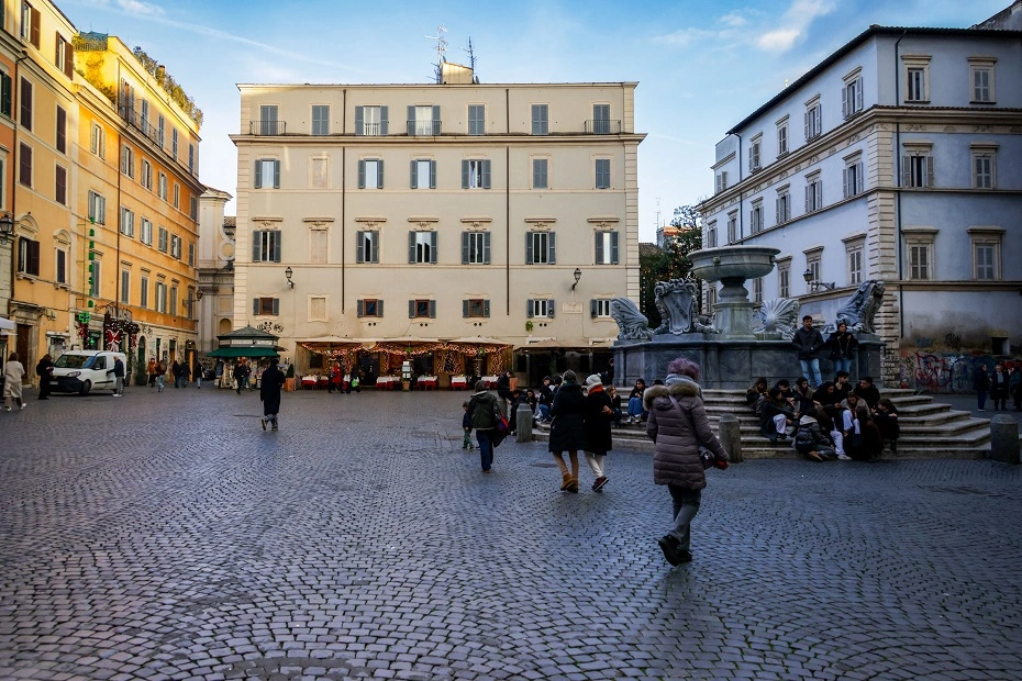 A bustling piazza in the heart of Trastevere which is often assumed to be the scene of cannabis in Rome.