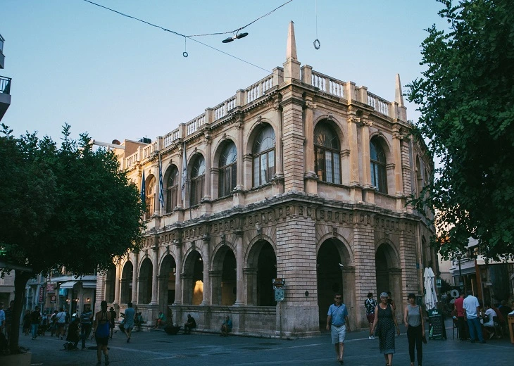 Tourist density around Lions Square and 25 August Street makes approaches for cannabis in Heraklion more visible.
