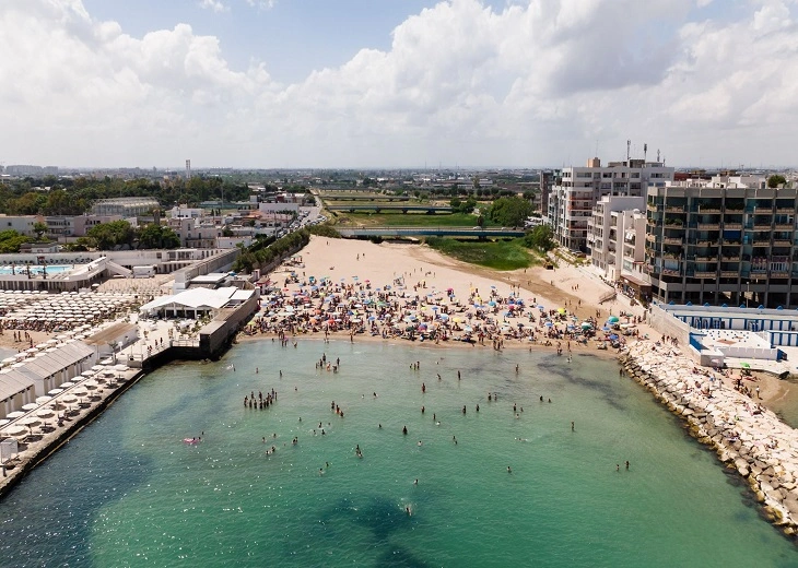 A packed Pane e Pomodorro beach often discourages any public attempts of using cannabis in Bari.
